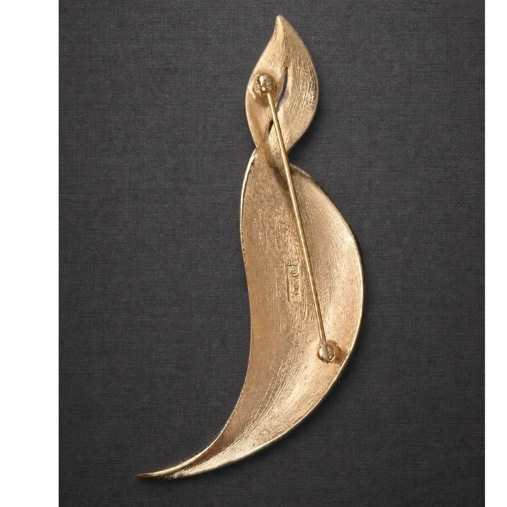 Vintage Trifari Gold Tone Leaf Ribbon Brooch Signed Brushed Finish Pin